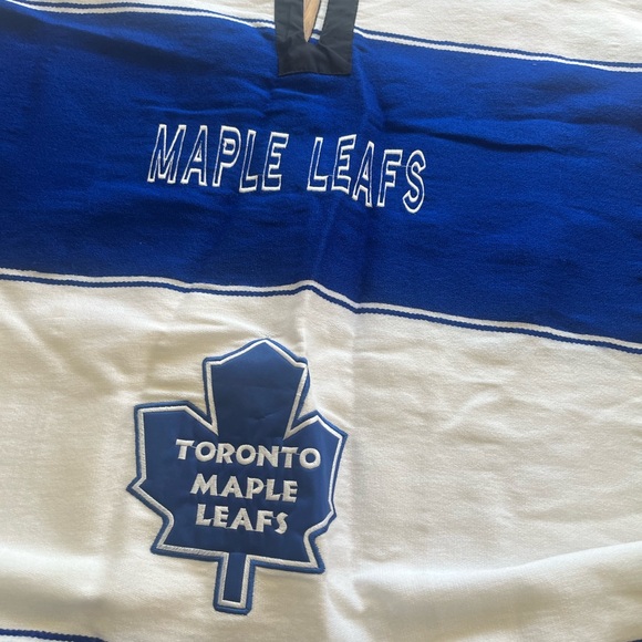 Toronto maple leaf poncho from Mexico - Picture 2 of 2